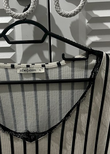 Dantel Detaylı V Yakalı Çizgili Bluz - Görsel 2