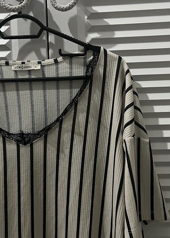 Dantel Detaylı V Yakalı Çizgili Bluz - Görsel 3