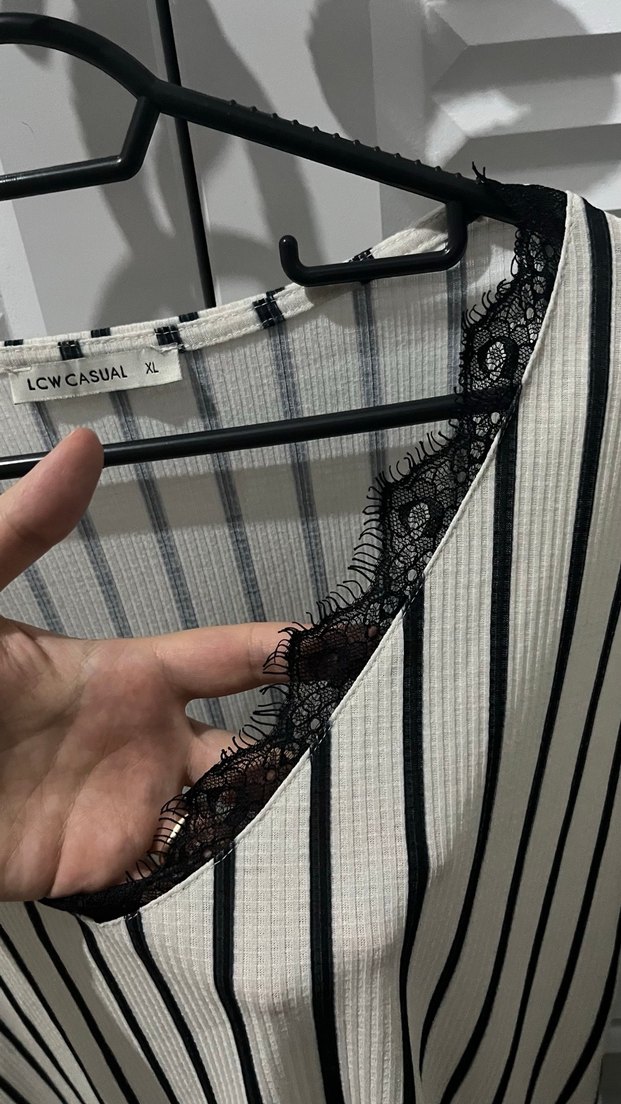 Dantel Detaylı V Yakalı Çizgili Bluz - Görsel 4