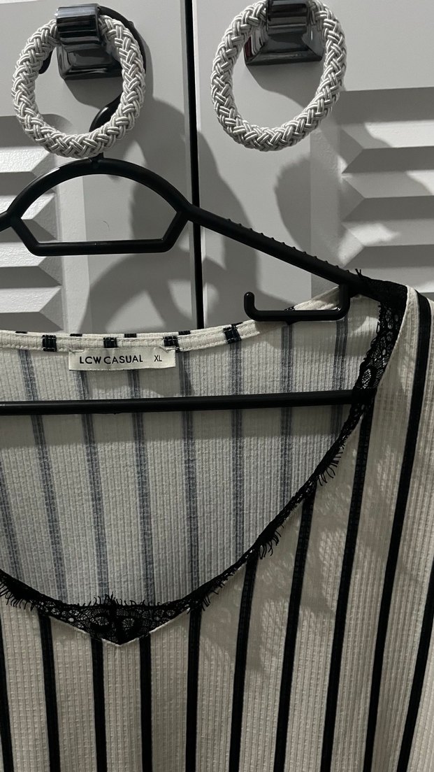 Dantel Detaylı V Yakalı Çizgili Bluz - Görsel 2