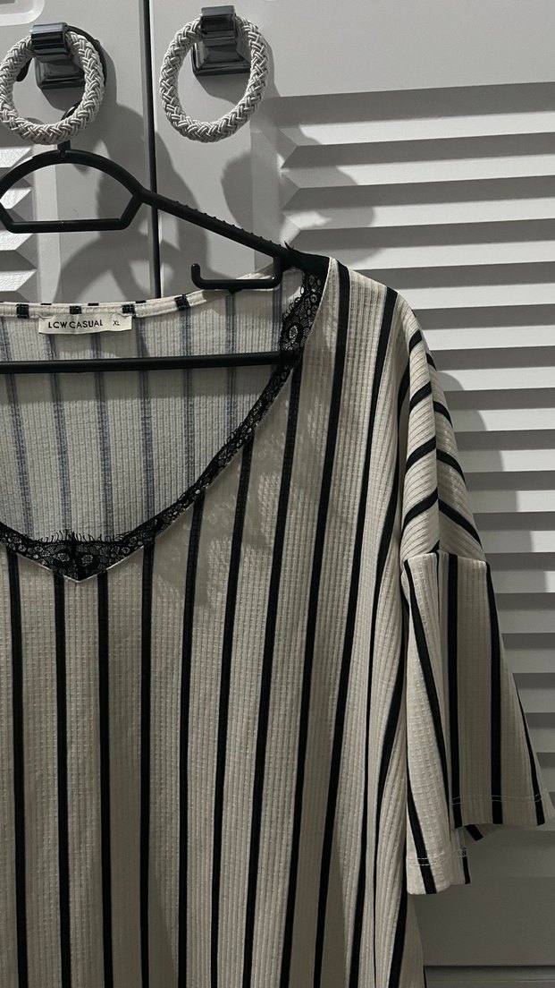 Dantel Detaylı V Yakalı Çizgili Bluz - Görsel 3