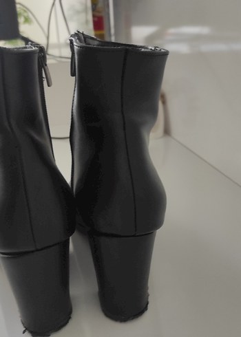 Siyah Deri Topuklu Kadın Bot - Görsel 2