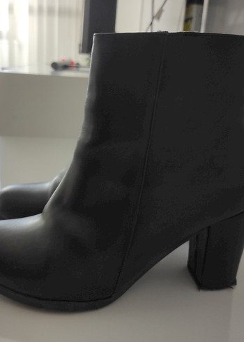 Siyah Deri Topuklu Kadın Bot - Görsel 3