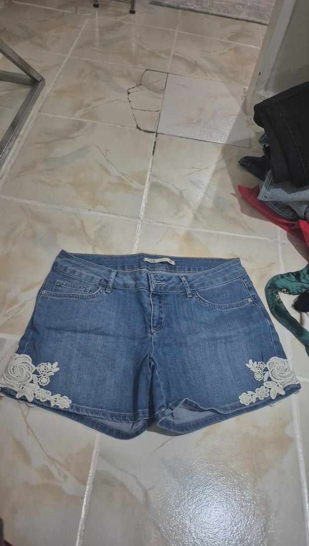 Dantel Detaylı Mavi Kadın Denim Şort - Görsel 3