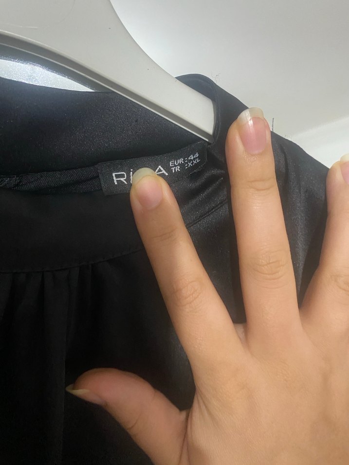 Siyah Uzun Kollu Saten Elbise - Görsel 4