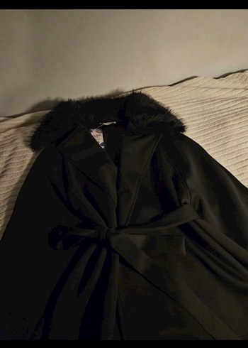 Kürk Detaylı Siyah Kısa Kadın Kaban - Görsel 2