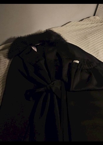 Kürk Detaylı Siyah Kısa Kadın Kaban - Görsel 4