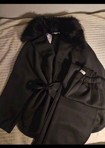 Kürk Detaylı Siyah Kısa Kadın Kaban - Görsel 3