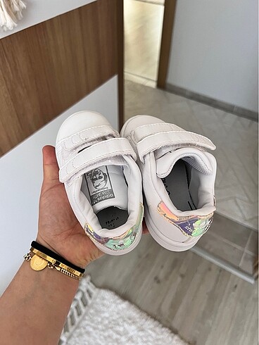 21 Beden beyaz Renk Adidas unısex ayakkabı