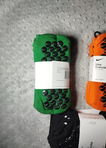 üç çift olarak satılan paket kaymaz çorap - Görsel 3