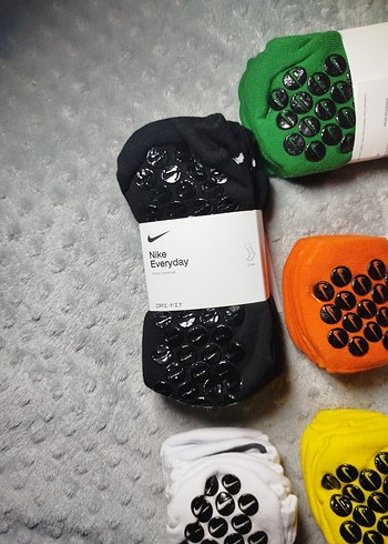 üç çift olarak satılan paket kaymaz çorap - Görsel 8