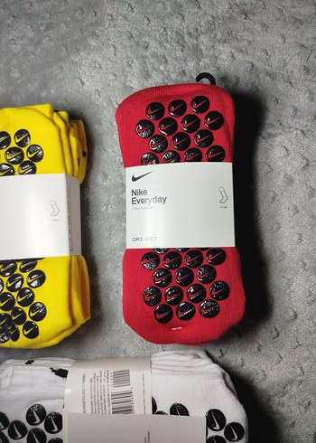 üç çift olarak satılan paket kaymaz çorap - Görsel 5