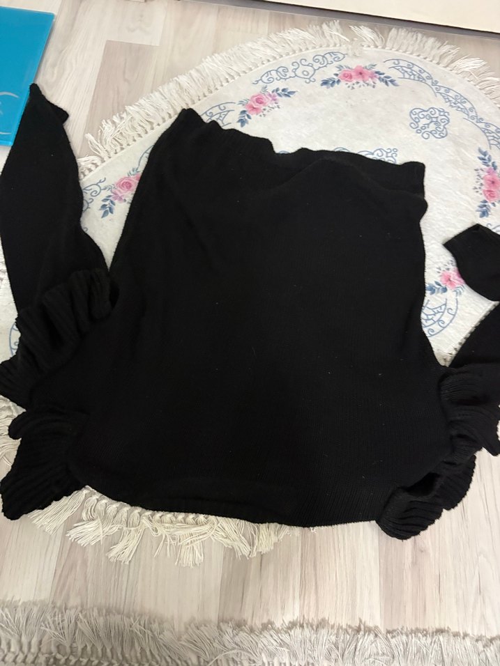 Siyah V Yaka Fırfırlı Kadın Triko Kazak - Görsel 3