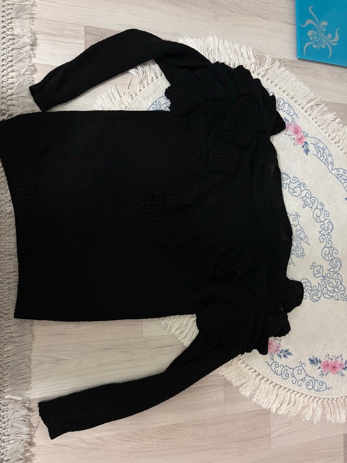 Siyah V Yaka Fırfırlı Kadın Triko Kazak - Görsel 2