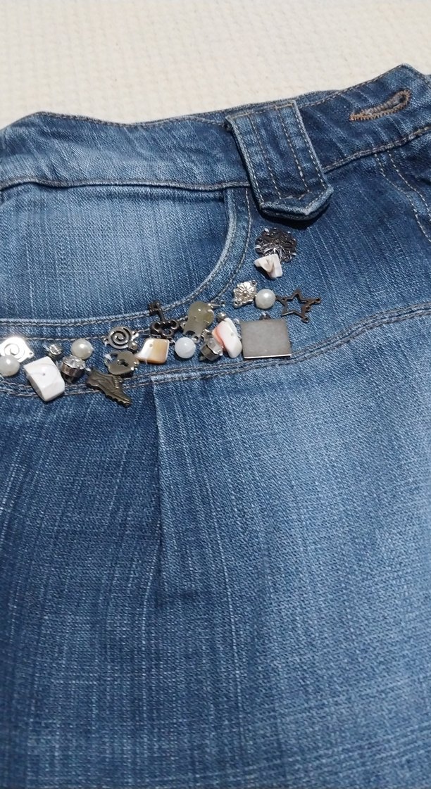 Boncuk Detaylı Nakışlı Mavi Kot Mini Etek - Görsel 2