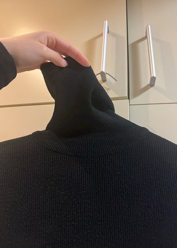 Kadın Siyah İnce Kumaşlı Boğazlı Kazak - Görsel 3