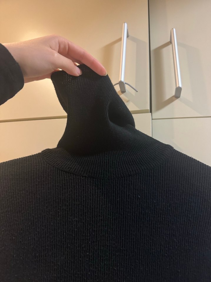 Kadın Siyah İnce Kumaşlı Boğazlı Kazak - Görsel 3