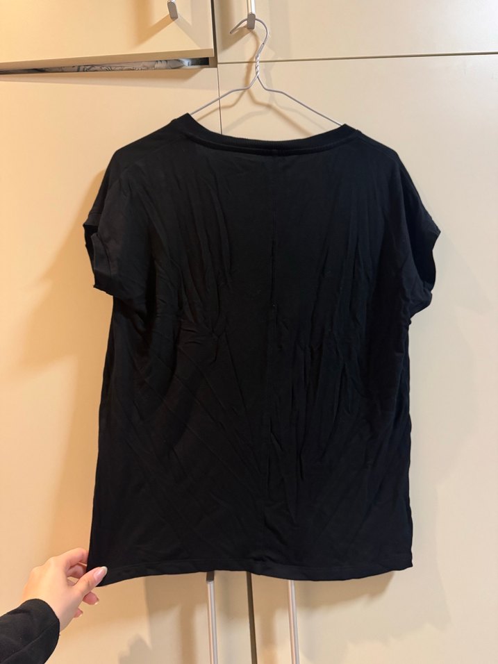 Siyah V Yaka Salaş Hasarsız Tişört - Görsel 3