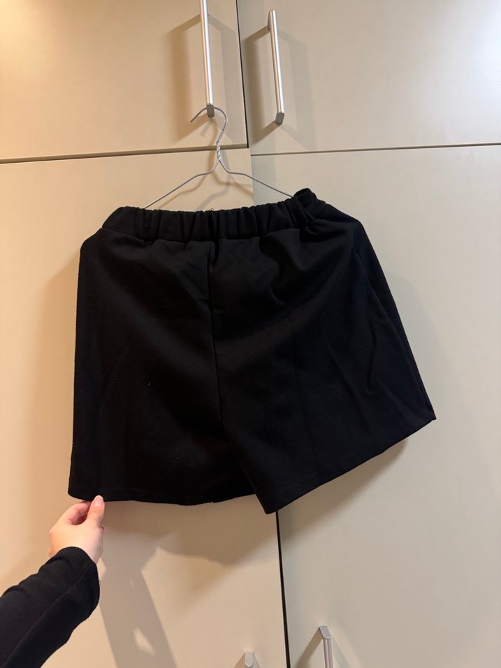 Siyah Kışlık Düğme Detaylı Şort Etek - Görsel 2