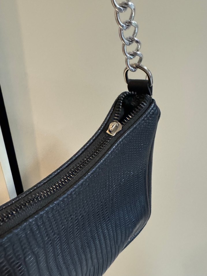 Zincir Detaylı Sade Siyah Deri Çanta - Görsel 3