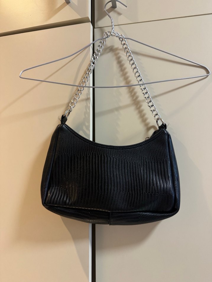 Zincir Detaylı Sade Siyah Deri Çanta - Görsel 2