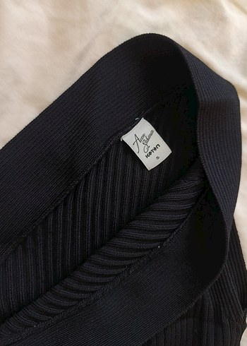 Arzu SabancıX Koton koleksiyonu, tek omuz esnek bluz. - Görsel 2