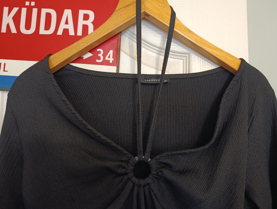 Trendyolmilla Siyah Boyundan İpli Şık Dekolte Bluz - Görsel 3