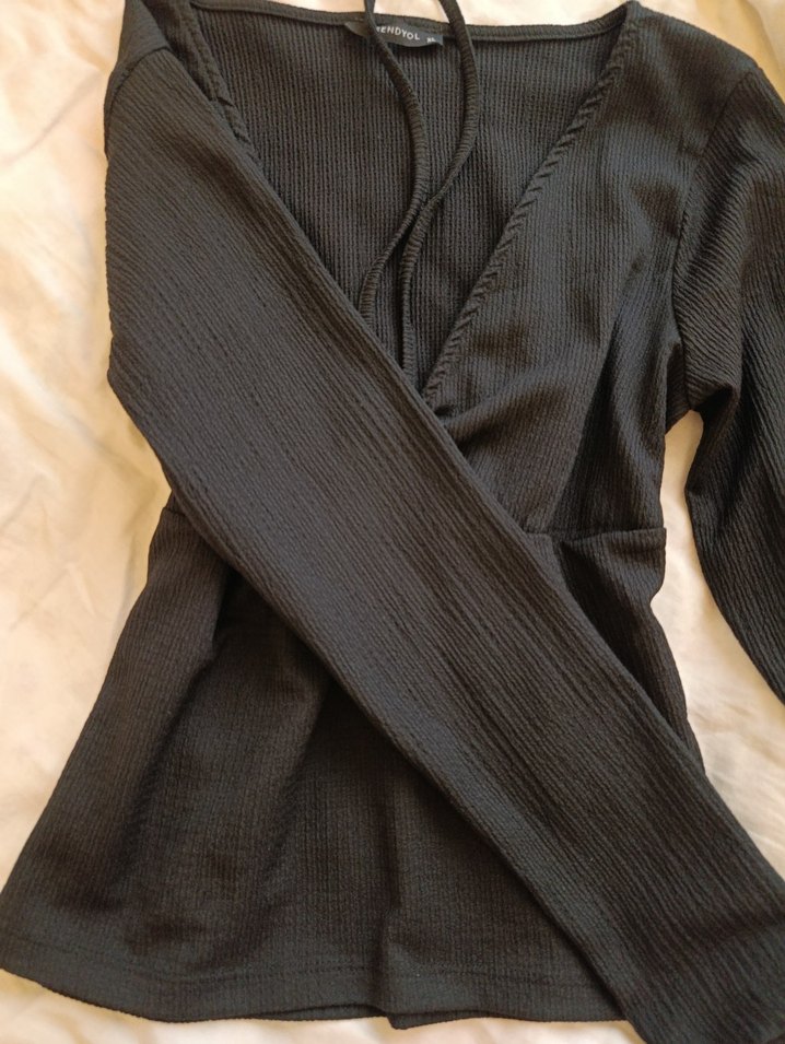 Trendyolmilla Siyah Boyundan İpli Şık Dekolte Bluz - Görsel 2