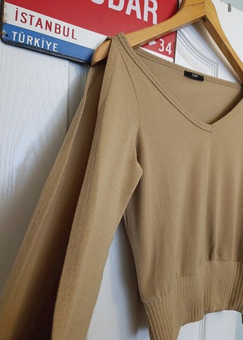 V yaka sütlü kahve kolları yırtmaçlı bluz - Görsel 2