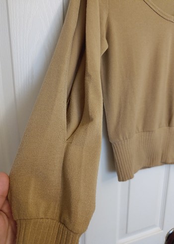 V yaka sütlü kahve kolları yırtmaçlı bluz - Görsel 3