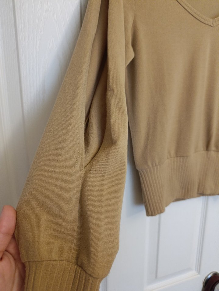 V yaka sütlü kahve kolları yırtmaçlı bluz - Görsel 3