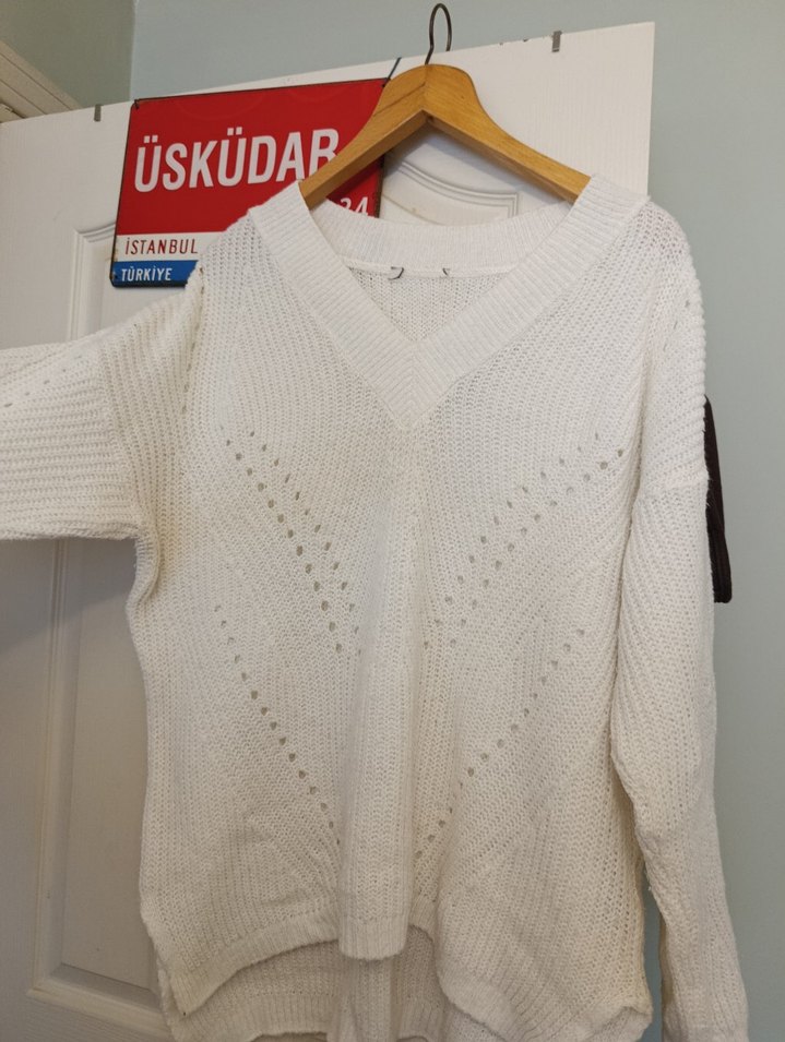 Beyaz V Yaka Örgü Kadın Kazak - Görsel 4