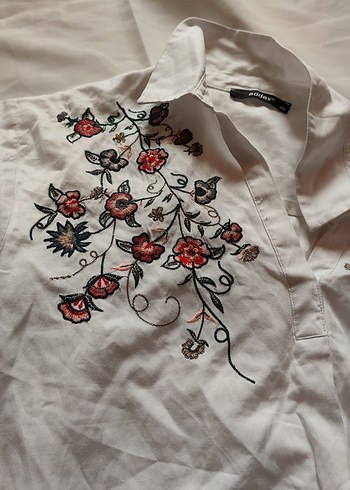 Nakış İşlemeli Beyaz Kadın Gömlek - Görsel 2