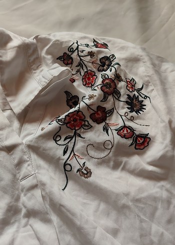 Nakış İşlemeli Beyaz Kadın Gömlek - Görsel 3