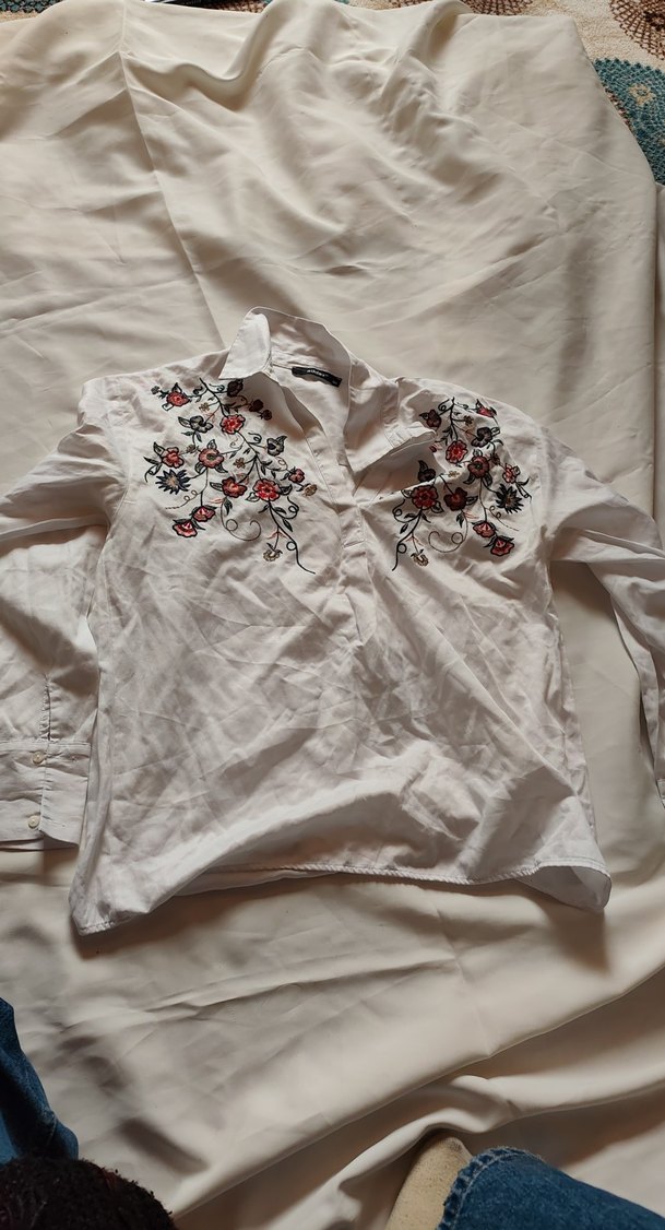 Nakış İşlemeli Beyaz Kadın Gömlek - Görsel 5