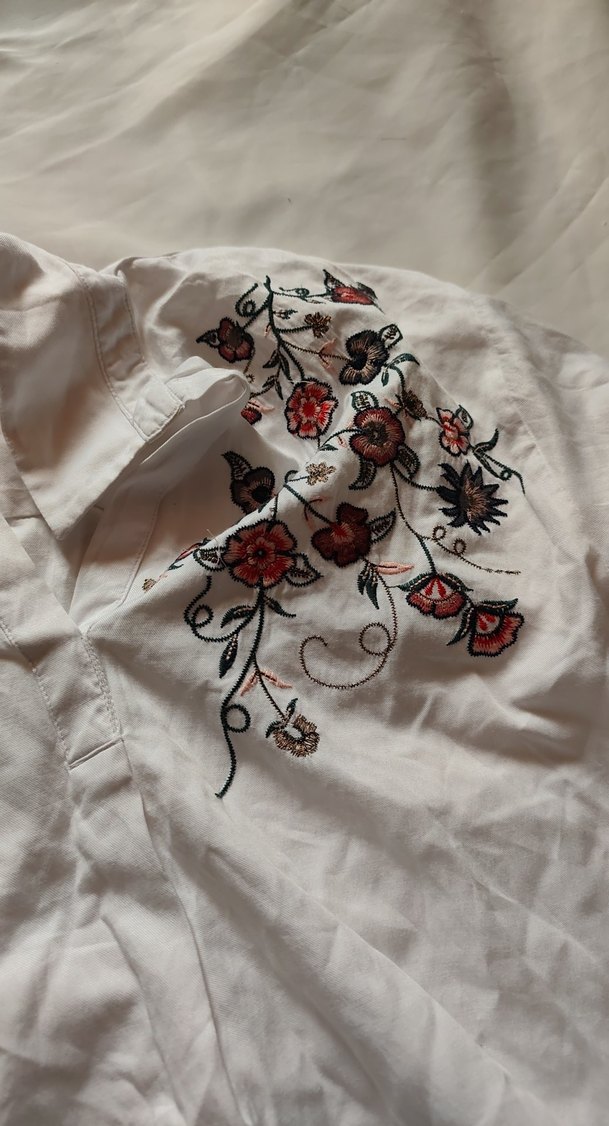 Nakış İşlemeli Beyaz Kadın Gömlek - Görsel 3