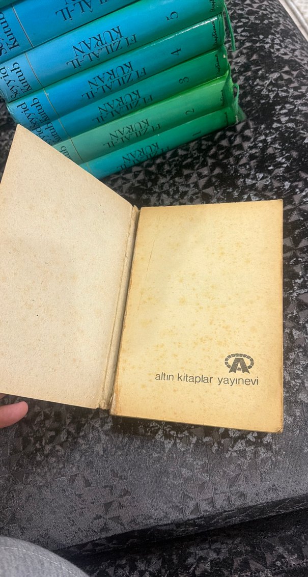 Agatha Christie - İskemlede Beş Ceset - Görsel 4