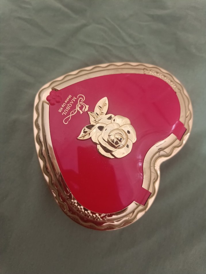 Renkli Kalp Şeklinde Göz Farı Paleti - Görsel 4