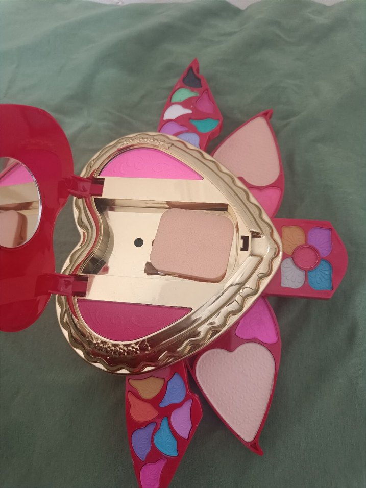 Renkli Kalp Şeklinde Göz Farı Paleti - Görsel 2