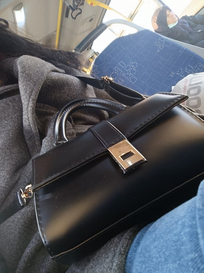 Siyah Tokalı Deri Kadın Çanta - Görsel 3