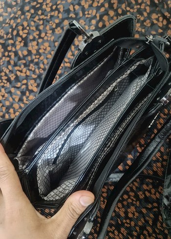 Zincir Detaylı Siyah Parlak Deri Kadın Çanta - Görsel 2