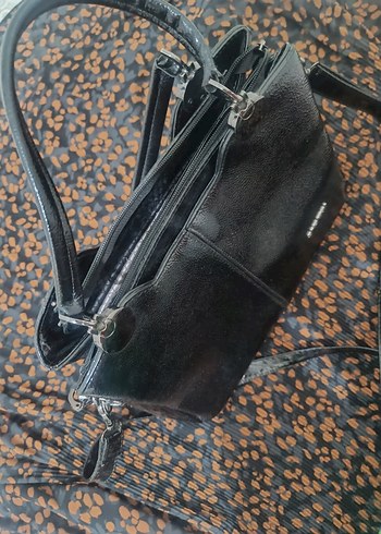 Zincir Detaylı Siyah Parlak Deri Kadın Çanta - Görsel 3