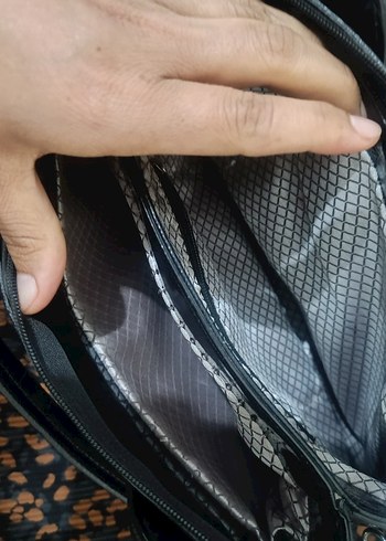 Zincir Detaylı Siyah Parlak Deri Kadın Çanta - Görsel 4