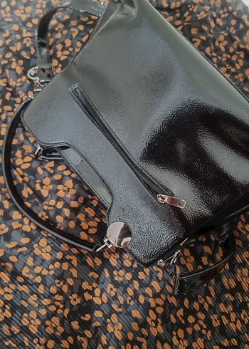 Zincir Detaylı Siyah Parlak Deri Kadın Çanta - Görsel 6