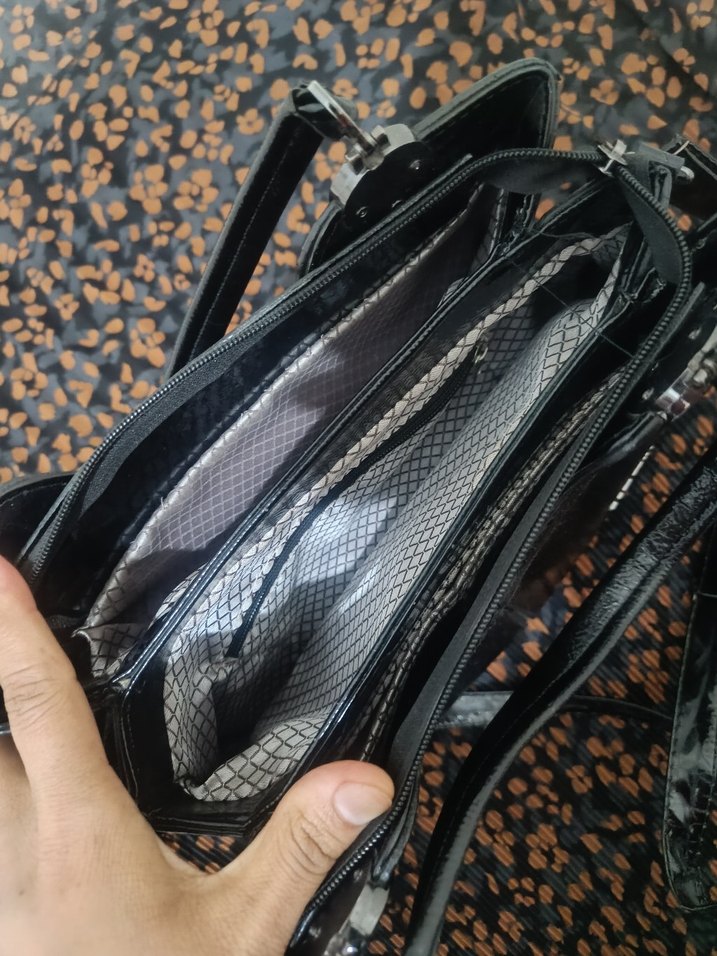 Zincir Detaylı Siyah Parlak Deri Kadın Çanta - Görsel 2