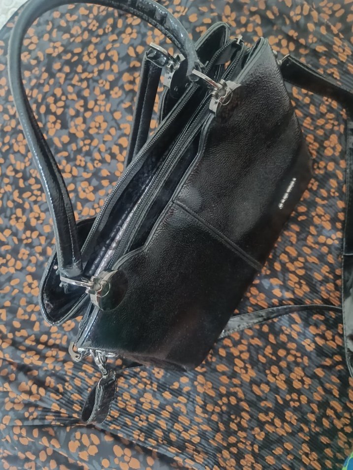 Zincir Detaylı Siyah Parlak Deri Kadın Çanta - Görsel 3