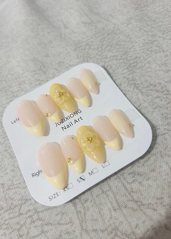 Bej Renkli Çiçek Detaylı Takma Tırnak Seti - Görsel 3