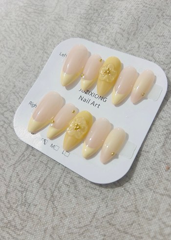 Bej Renkli Çiçek Detaylı Takma Tırnak Seti - Görsel 2