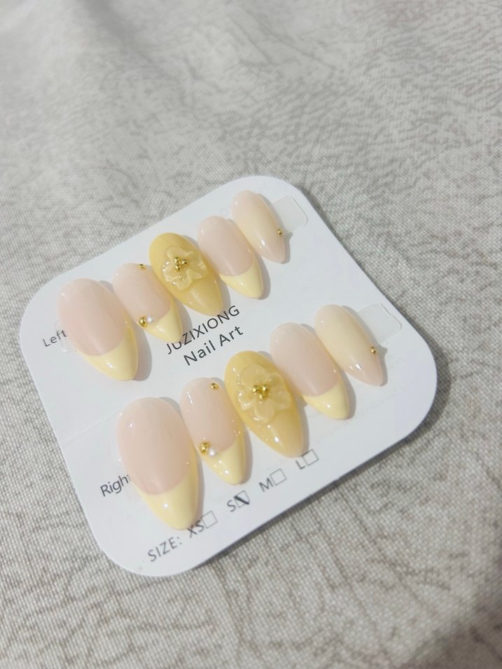 Bej Renkli Çiçek Detaylı Takma Tırnak Seti - Görsel 3