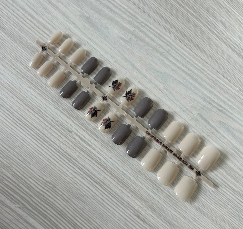 Bej ve Gri Yaprak Desenli Takma Tırnak Seti - Görsel 3